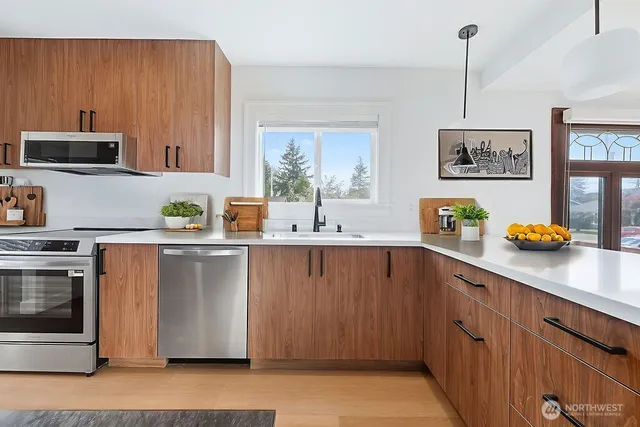 $3,850 | 11738 Phinney Avenue North, Unit A, Seattle, WA 98133