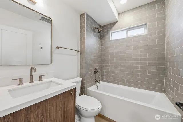 $3,850 | 11738 Phinney Avenue North, Unit A, Seattle, WA 98133