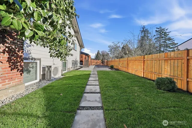 $3,850 | 11738 Phinney Avenue North, Unit A, Seattle, WA 98133