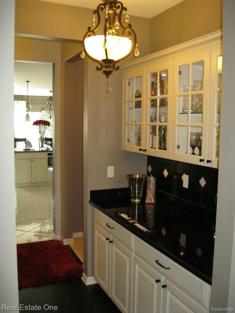4245 Derry Court Rochester, MI 48306 - Photo 15 of 39 Bar
