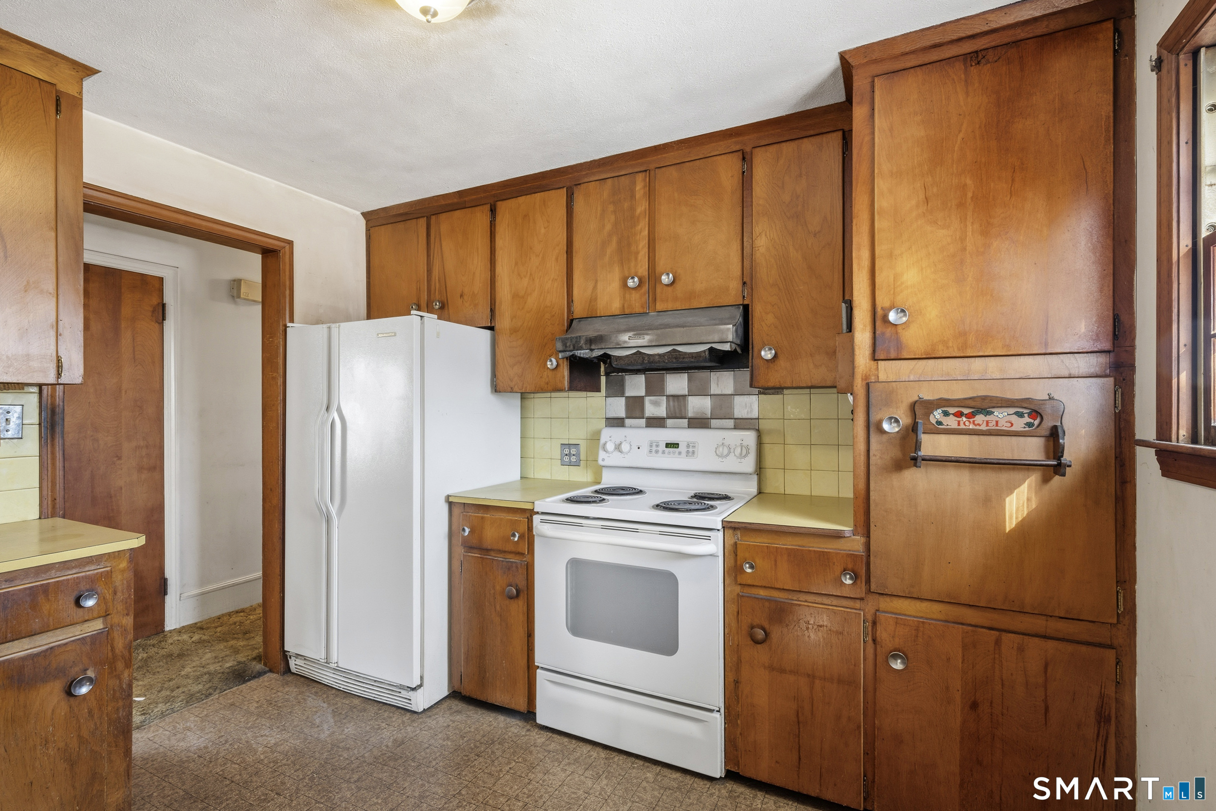 42 Clift Lane Groton, CT 06355 - Photo 3 of 36