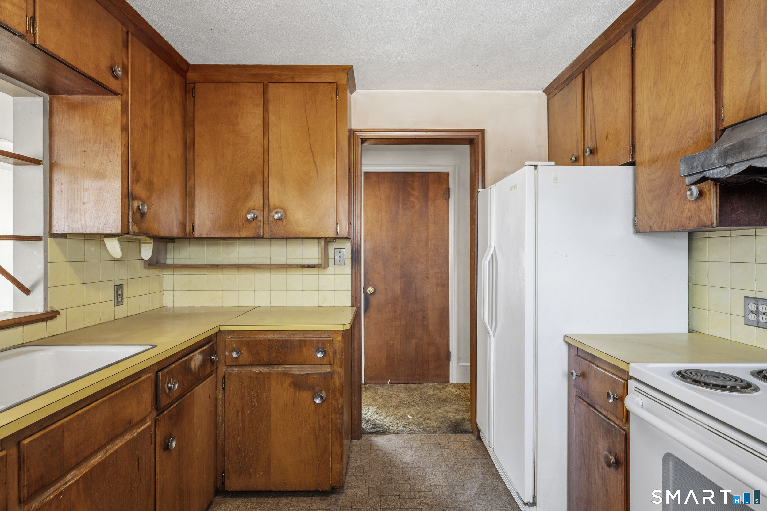 42 Clift Lane Groton, CT 06355 - Photo 5 of 36