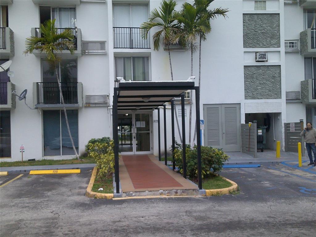 a view of a house with a yard and plants