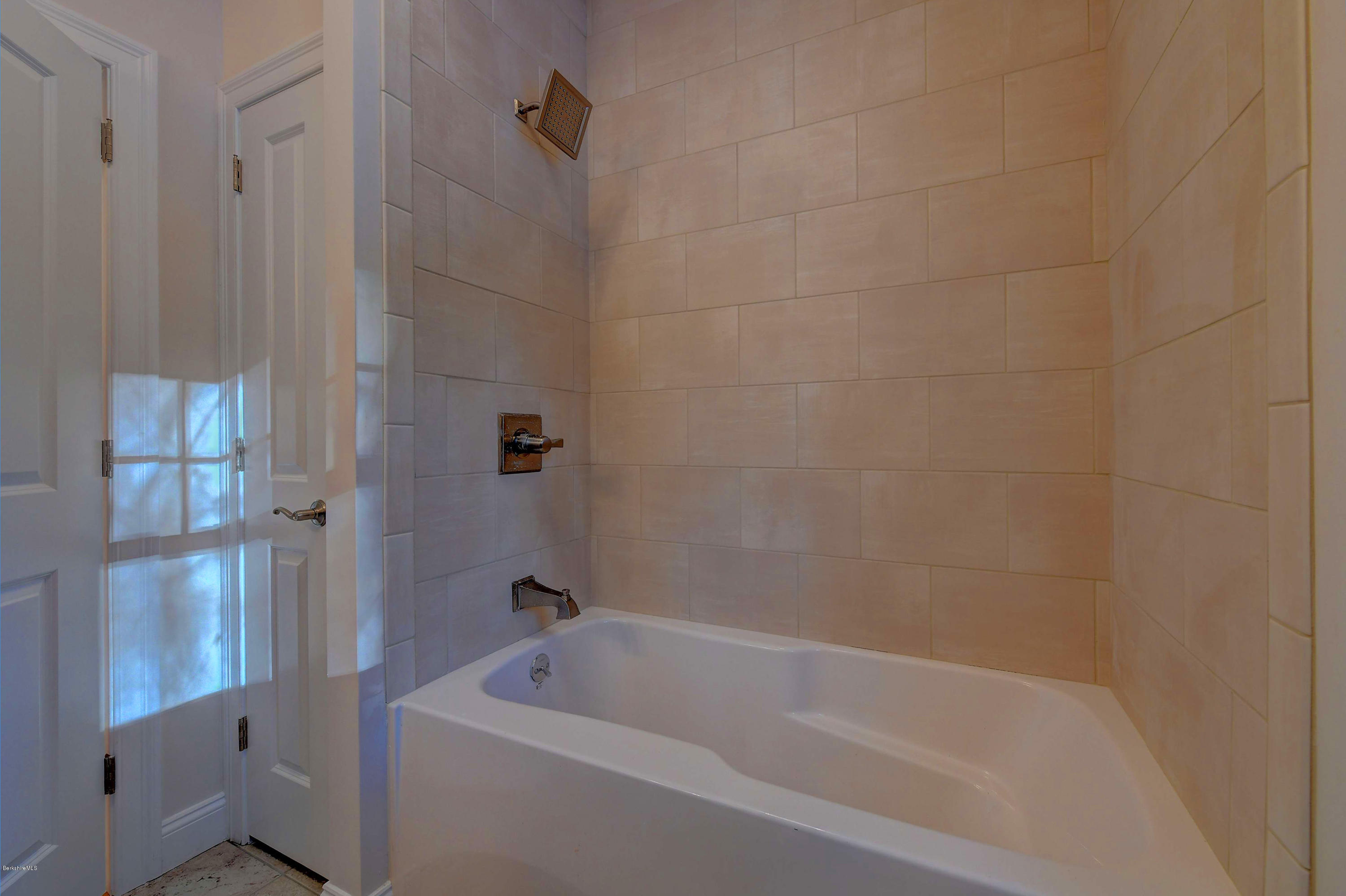 1 B West Dale Road Stockbridge, MA 01262 - Photo 23 of 26 a bathroom with a tub