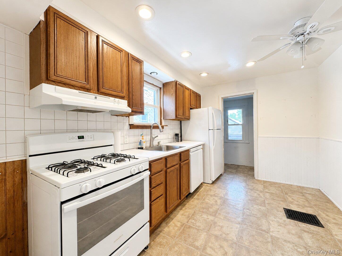 113 Rhodes Street New Rochelle, NY 10801 - Photo 7 of 32