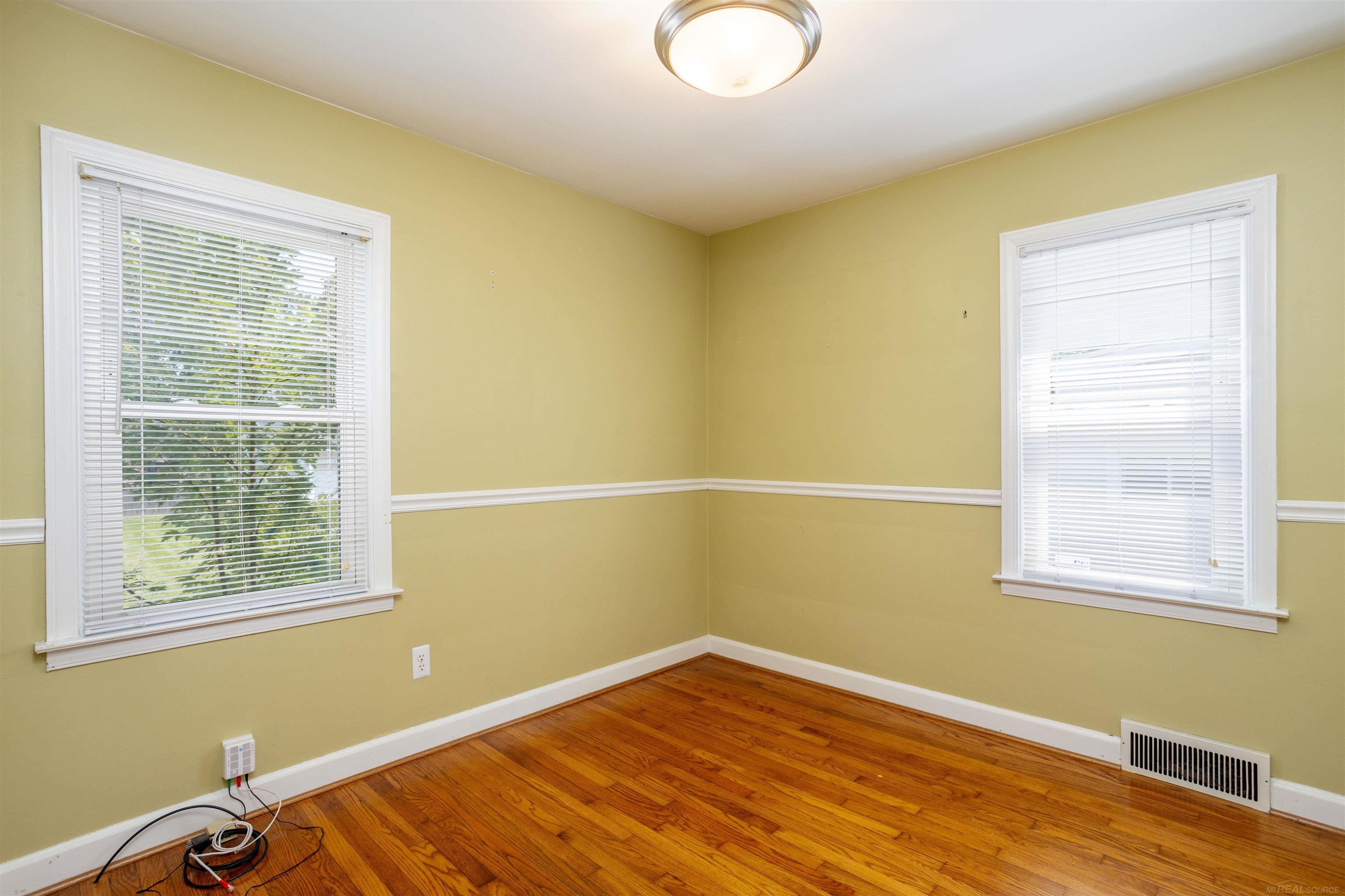 1410 Roslyn Road Grosse Pointe, MI 48236 - Photo 23 of 33 50150671-47eae2df-fdc5-4ee1-b374-d3e6fe1fbb4f.JPG