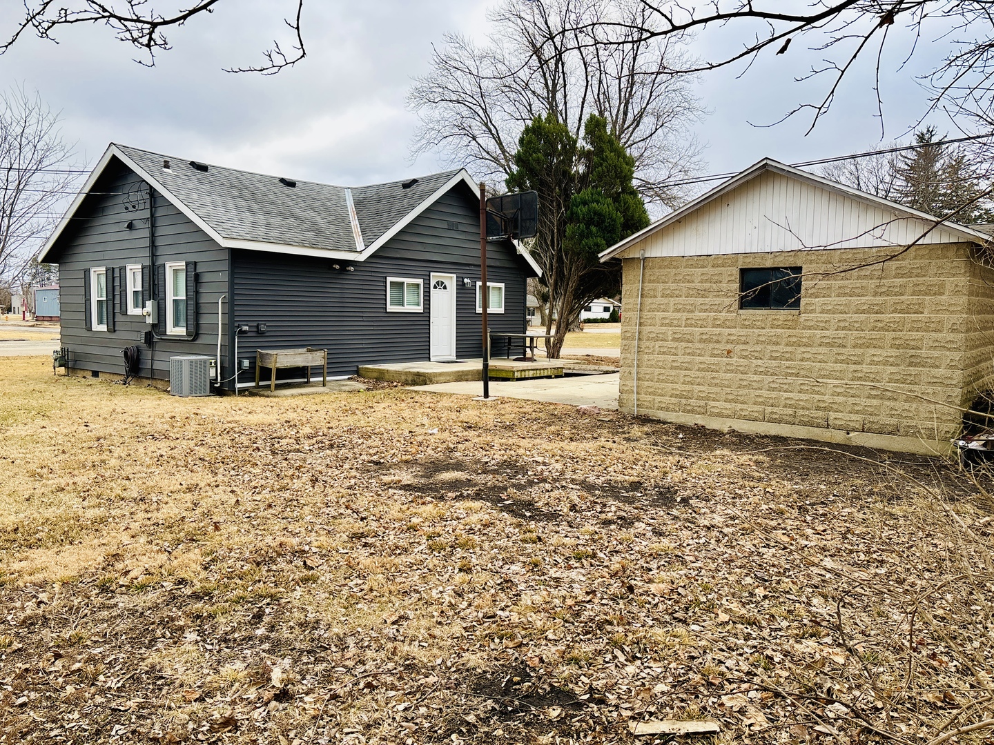 1187 Catherine Street Ottawa, IL 61350 - Photo 4 of 19 a front view of a house with a yard
