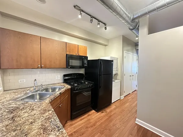$2,550 | 674 North Orleans Street, Unit 2, Chicago, IL 60654
