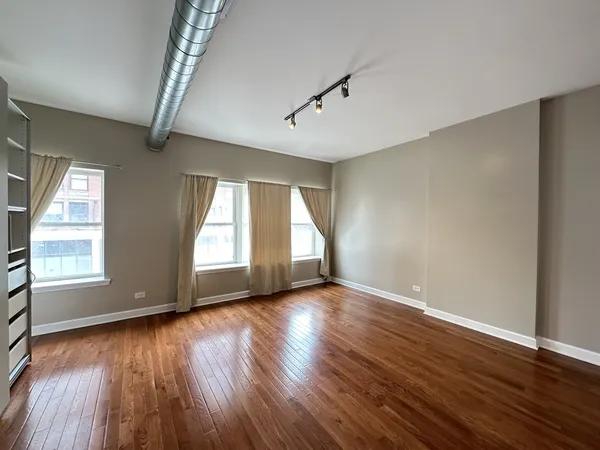 $2,550 | 674 North Orleans Street, Unit 2, Chicago, IL 60654