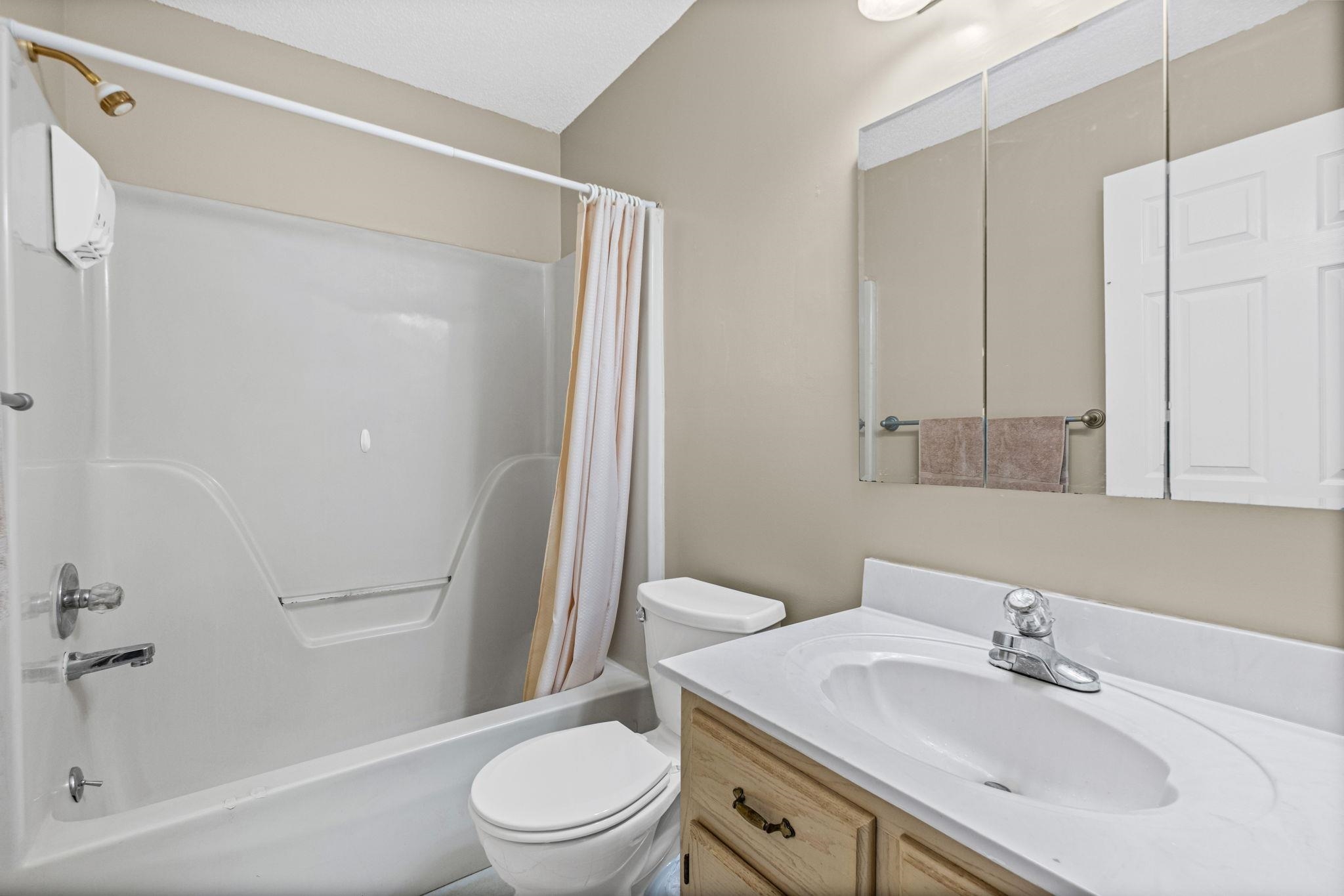 7788 Reese Road Memphis, TN 38133 - Photo 11 of 23 Hall bath for guests.