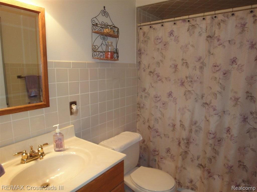 43105 Riggs Road Belleville, MI 48111 - Photo 3 of 11 BATH.JPG