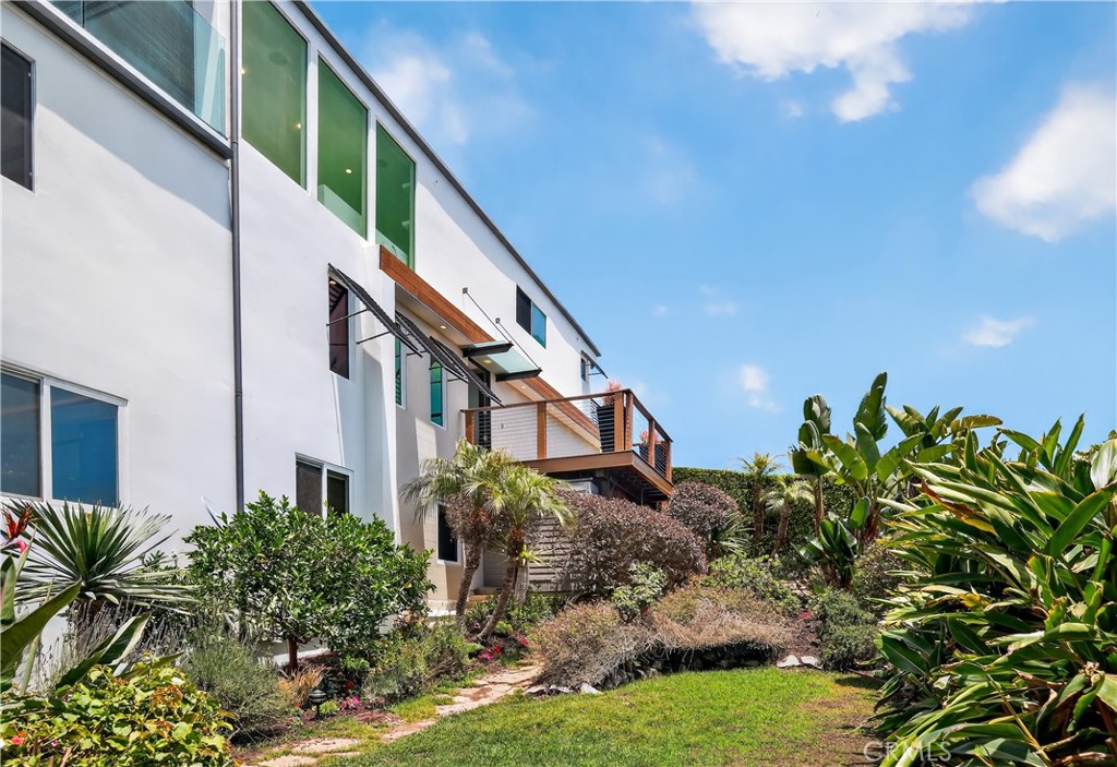 855 Santa Ana Street Laguna Beach, CA 92651 - Photo 30 of 35 a front view of a house with a yard