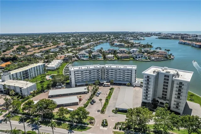 $595,000 | 300 Park Shore Drive, Unit 4C, Naples, FL 34103