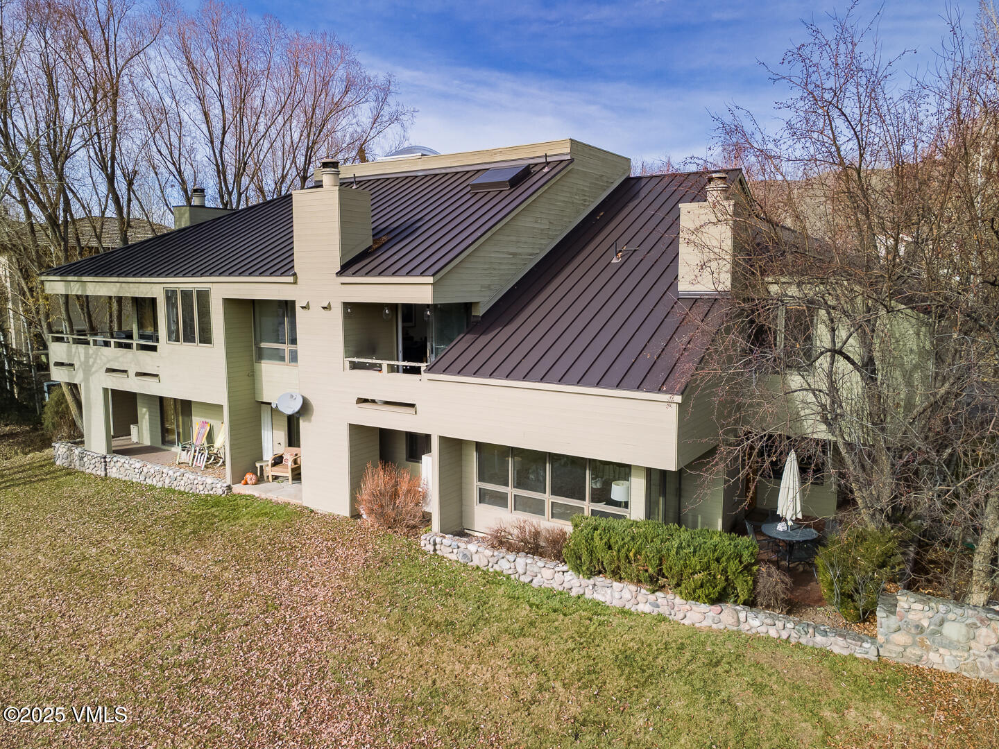 1121 Berry Creek Road, Unit B3 Edwards, CO 81632 - Photo 35 of 38 a front view of a house with a yard