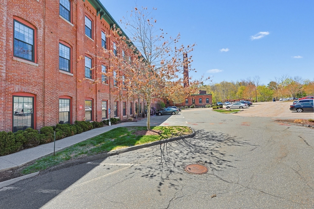 1511 Main Street, Unit CPH9 Worcester, MA 01603 - Photo 3 of 40