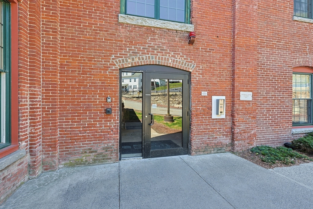1511 Main Street, Unit CPH9 Worcester, MA 01603 - Photo 4 of 40