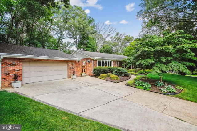 $890,000 | 4100 Tidewater Court, Alexandria, VA 22309