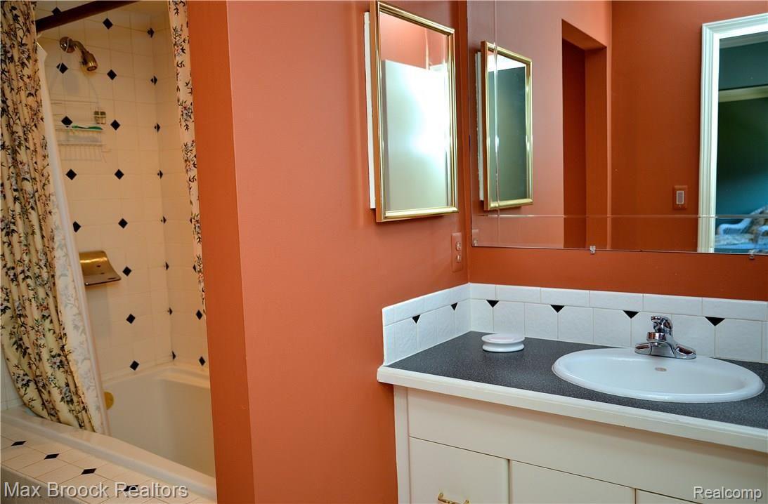 4045 West Maple Road, Unit 201 Bloomfield Hills, MI 48301 - Photo 16 of 25 DSC_2826.JPG