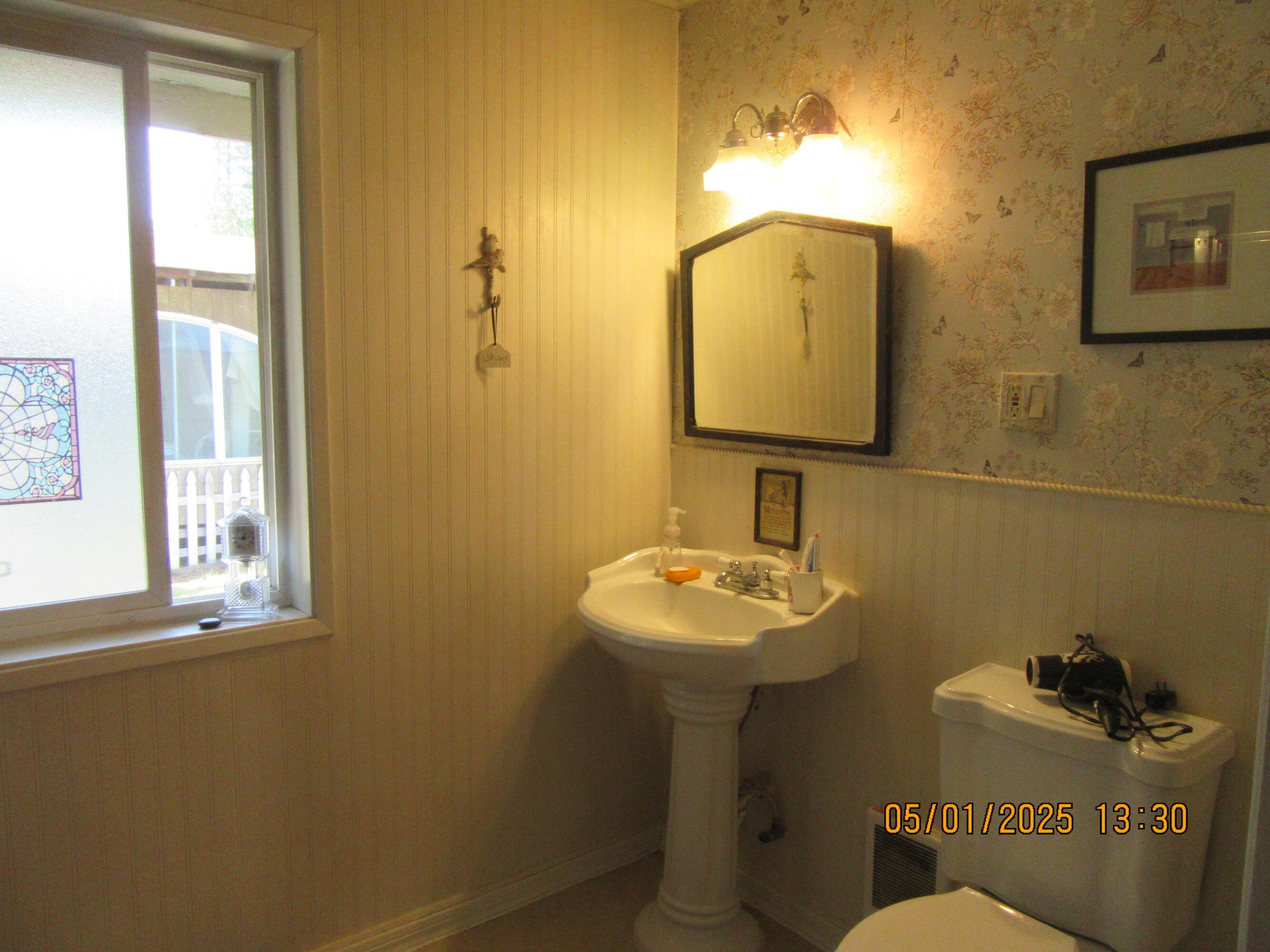 610 Applegate Avenue Chiloquin, OR 97624 - Photo 24 of 28 Cute Pedestal sink and toulet