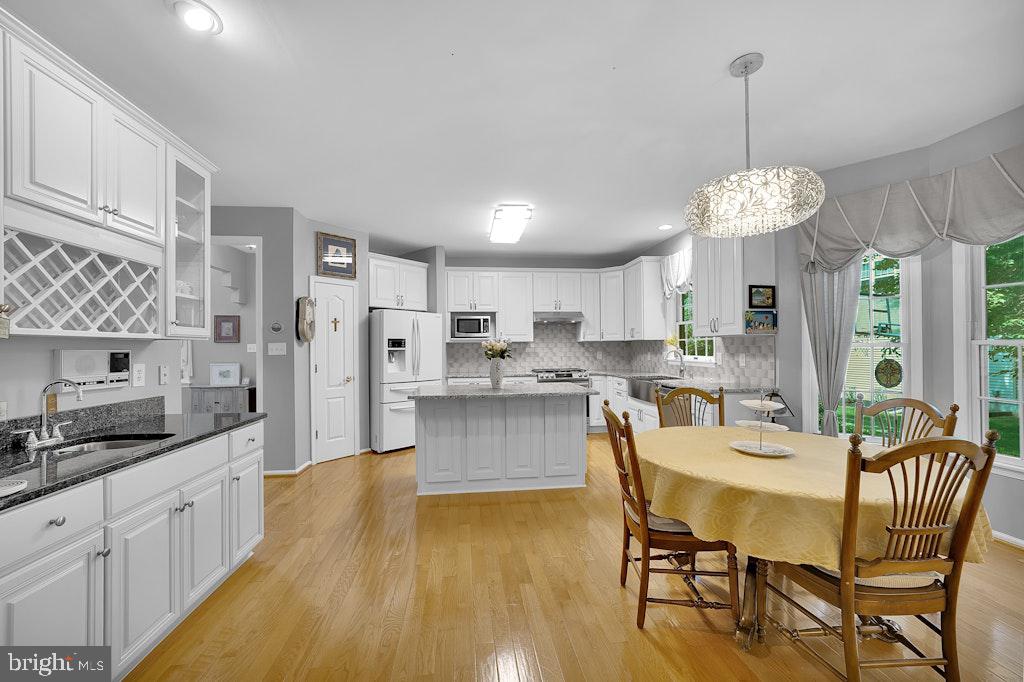17 Stanwyck Road Mount Laurel, NJ 08054 - Photo 14 of 56 Bright and inviting modern kitchen.