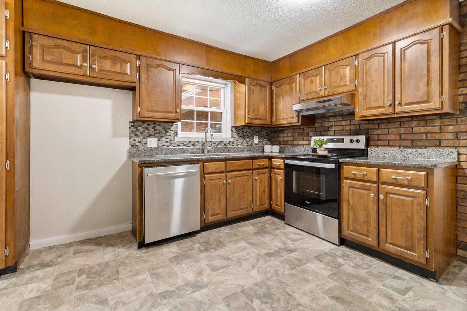 188 Bates Street Northeast Charleston, TN 37310 - Photo 4 of 21 20250822143312099863000000-o