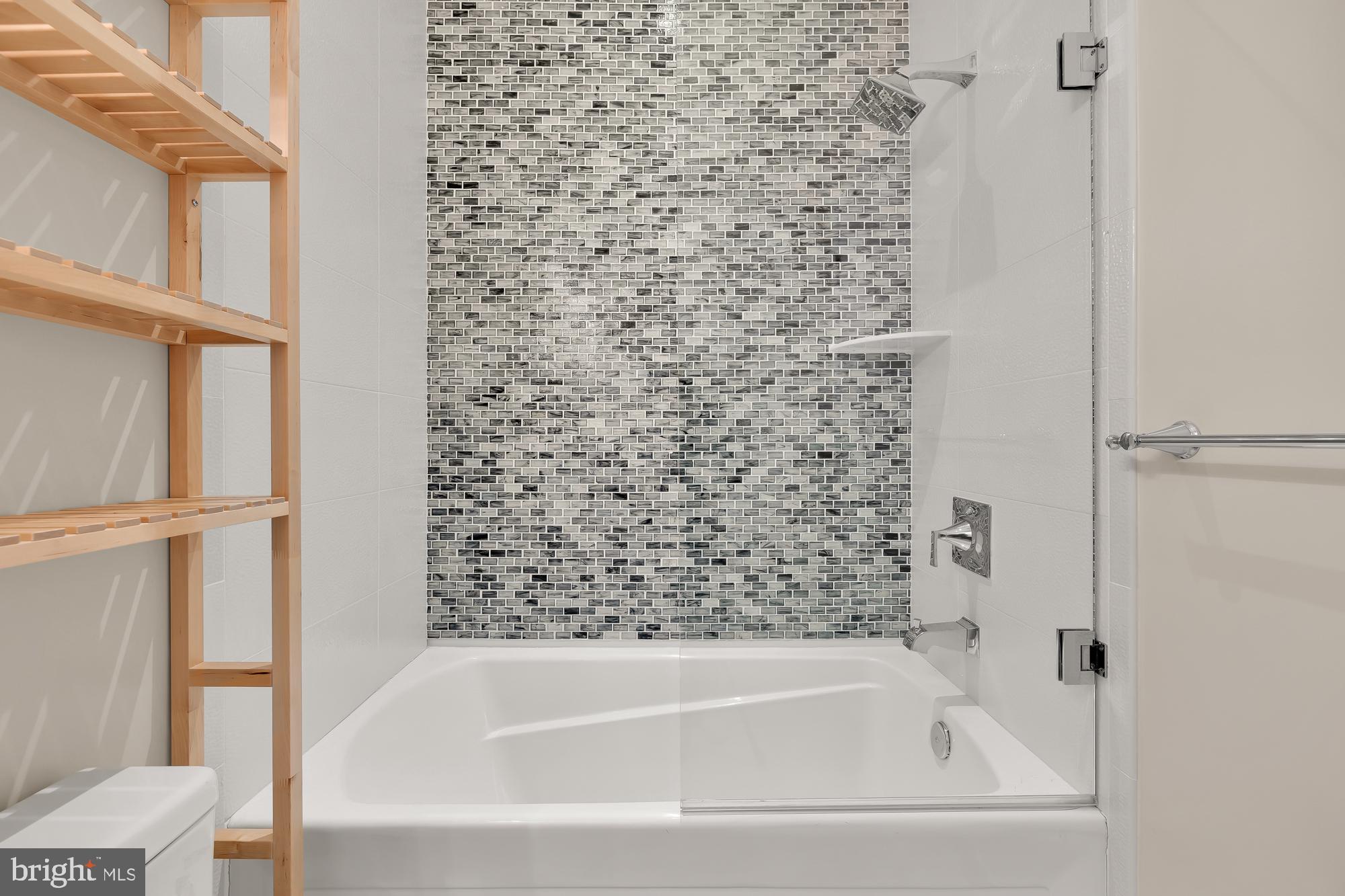 756 Park Road Northwest, Unit 1 Washington, DC 20010 - Photo 17 of 25 a bathroom with a bathtub