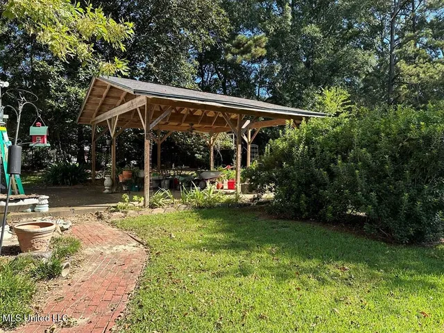 $275,000 | 220 Lower Woodville Road, Natchez, MS 39120