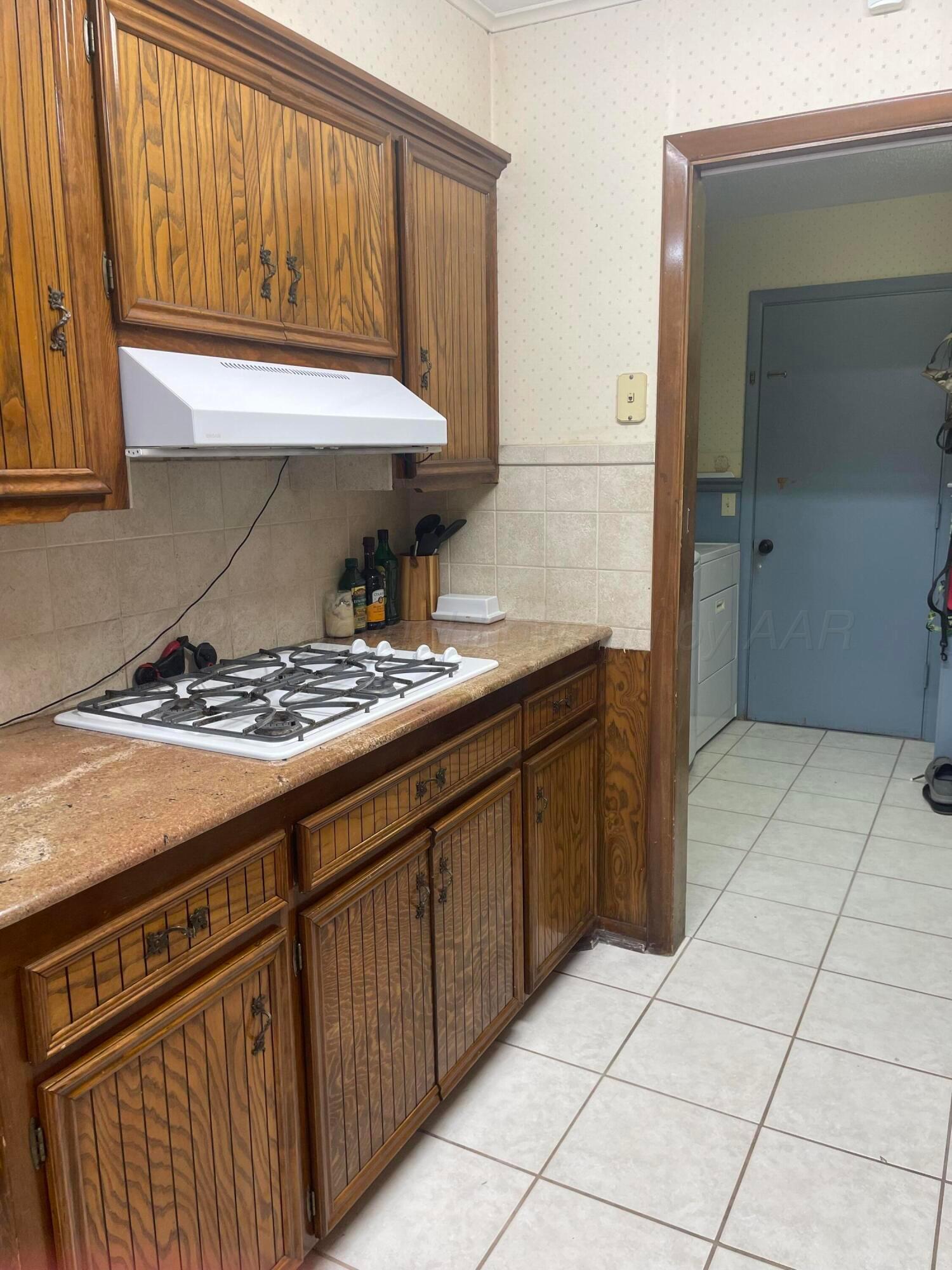 6200 Hanson Road Amarillo, TX 79106 - Photo 3 of 22 a kitchen with a sink and cabinets