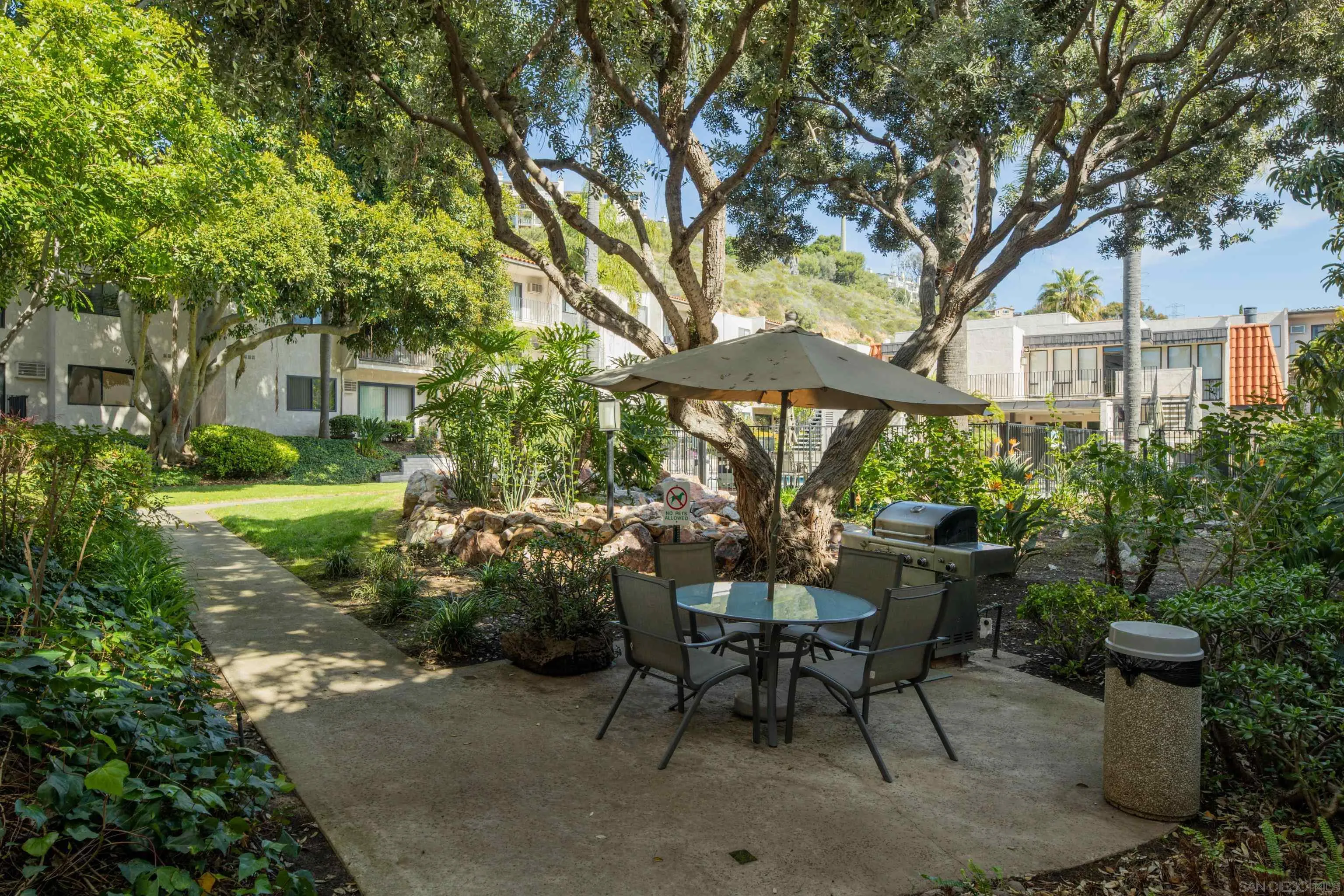 6780 Friars Road, Unit 212 San Diego, CA 92108 - Photo 19 of 25 a view of a patio with table and chairs and potted plants