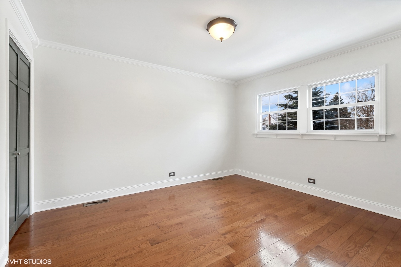 207 North Happ Road Northfield, IL 60093 - Photo 15 of 31 an empty room with windows