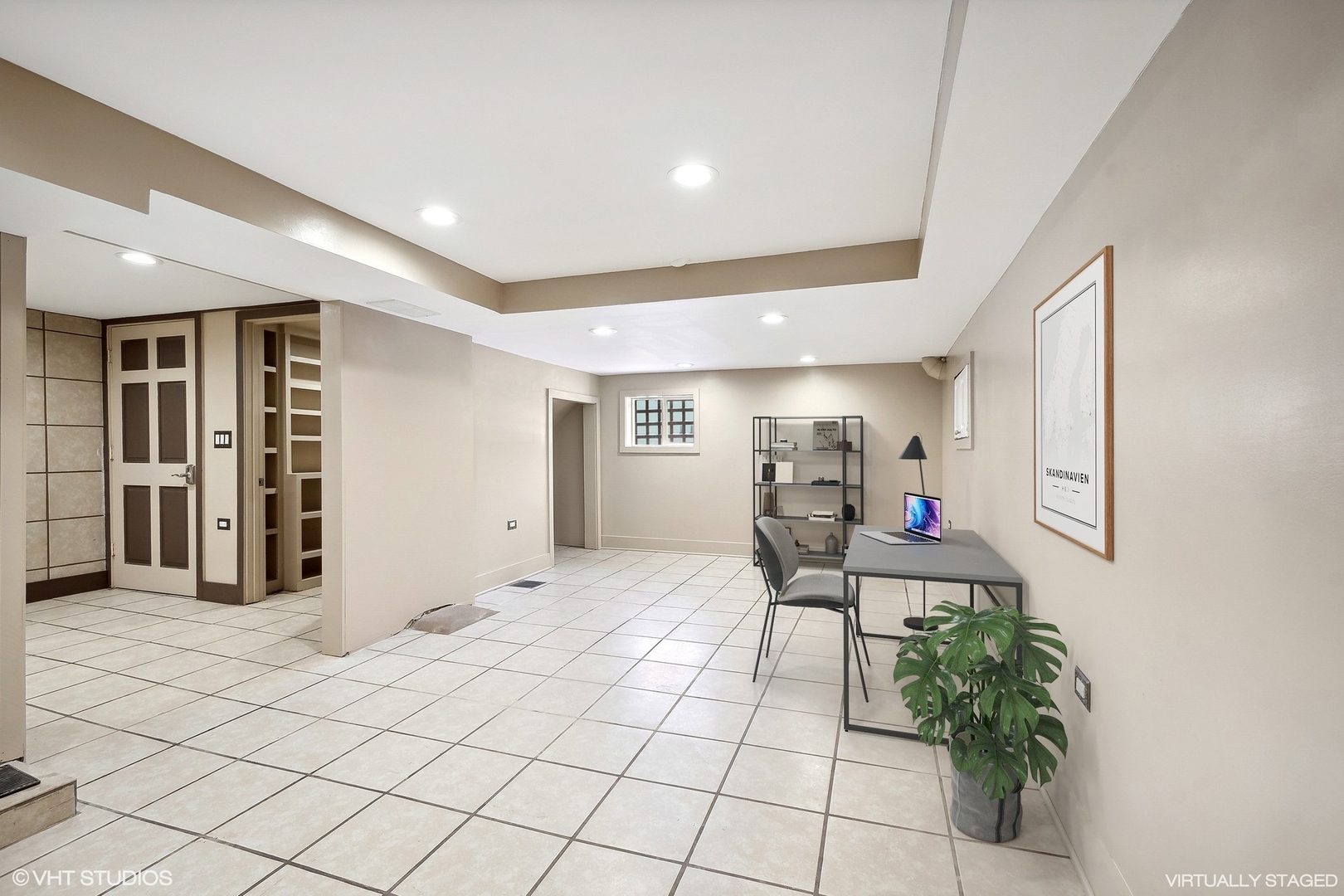 207 North Happ Road Northfield, IL 60093 - Photo 20 of 31 a very nice looking room with a large window