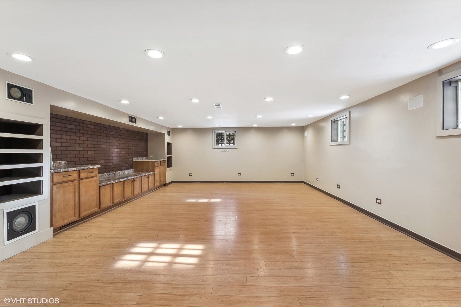 207 North Happ Road Northfield, IL 60093 - Photo 23 of 31 a view of an empty room with a kitchen
