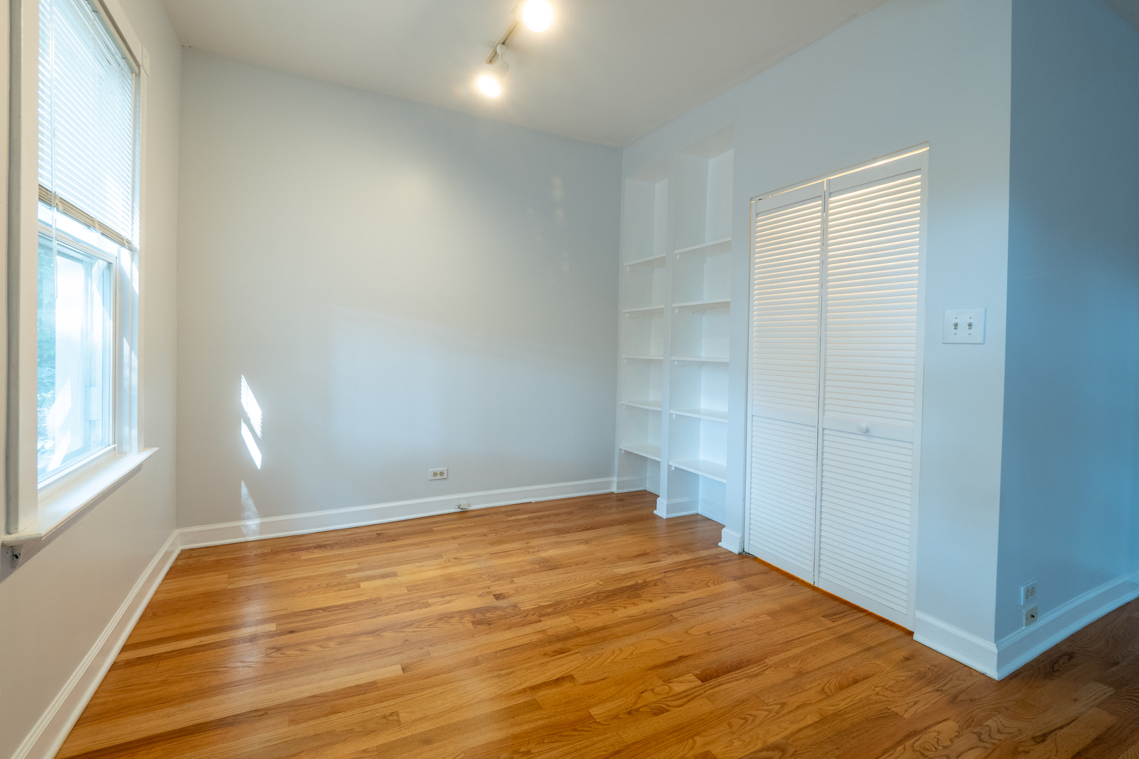 1920 West School Street Chicago, IL 60657 - Photo 18 of 36 a view of an empty room and window