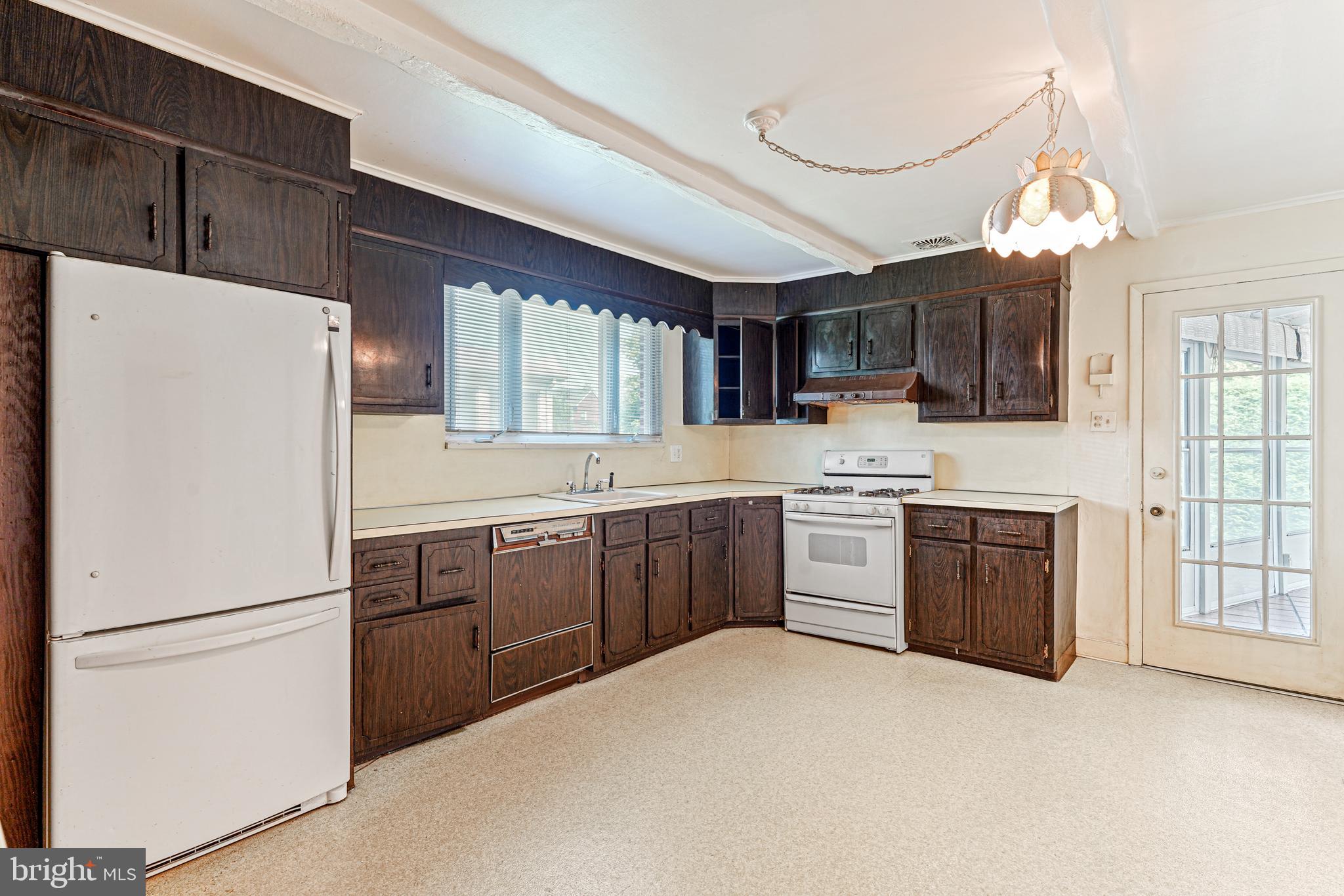 543 Hempstead Road Springfield, PA 19064 - Photo 15 of 31 Plenty of counter space in the kitchen