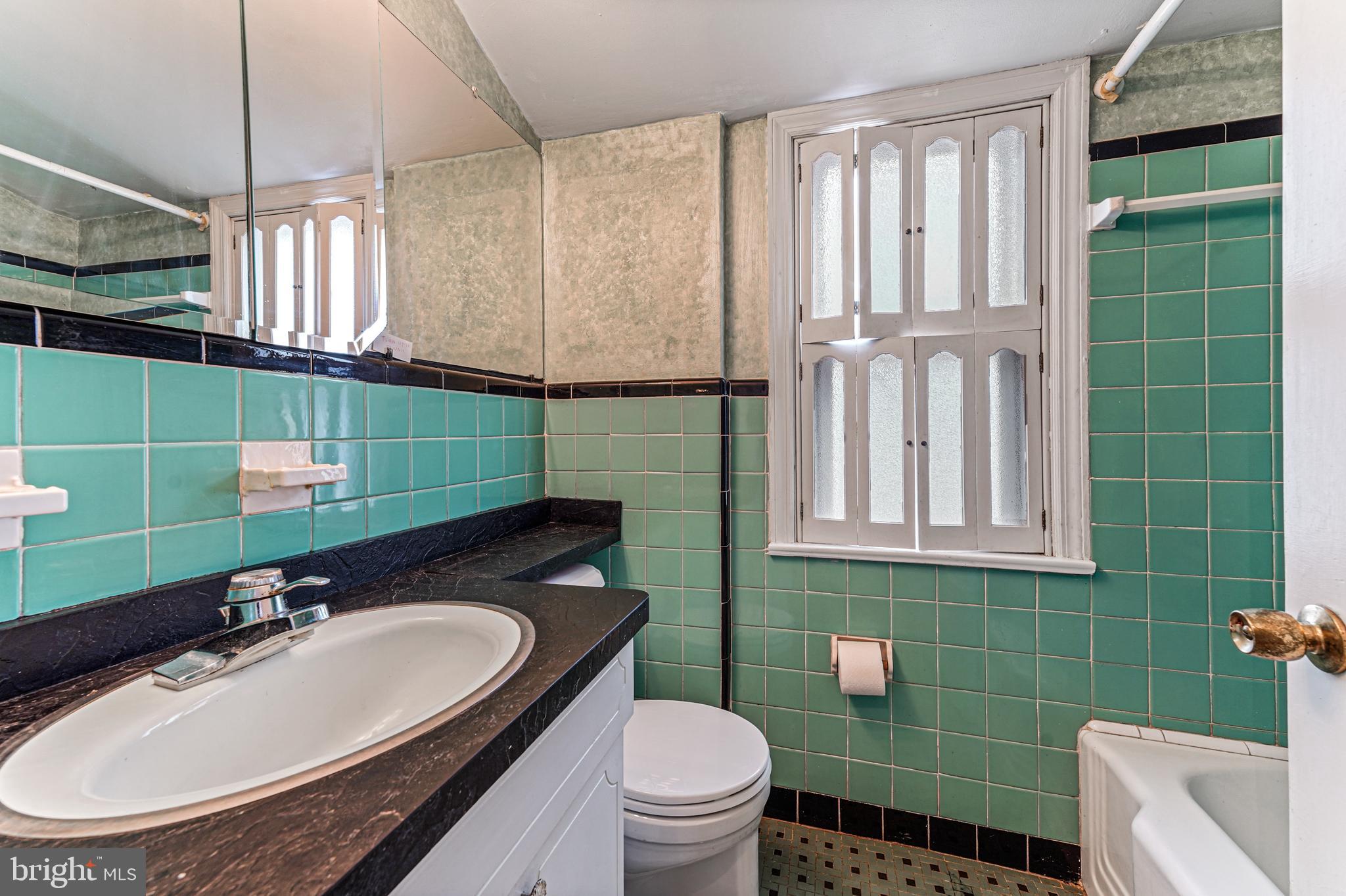 543 Hempstead Road Springfield, PA 19064 - Photo 25 of 31 Second floor center hall bath