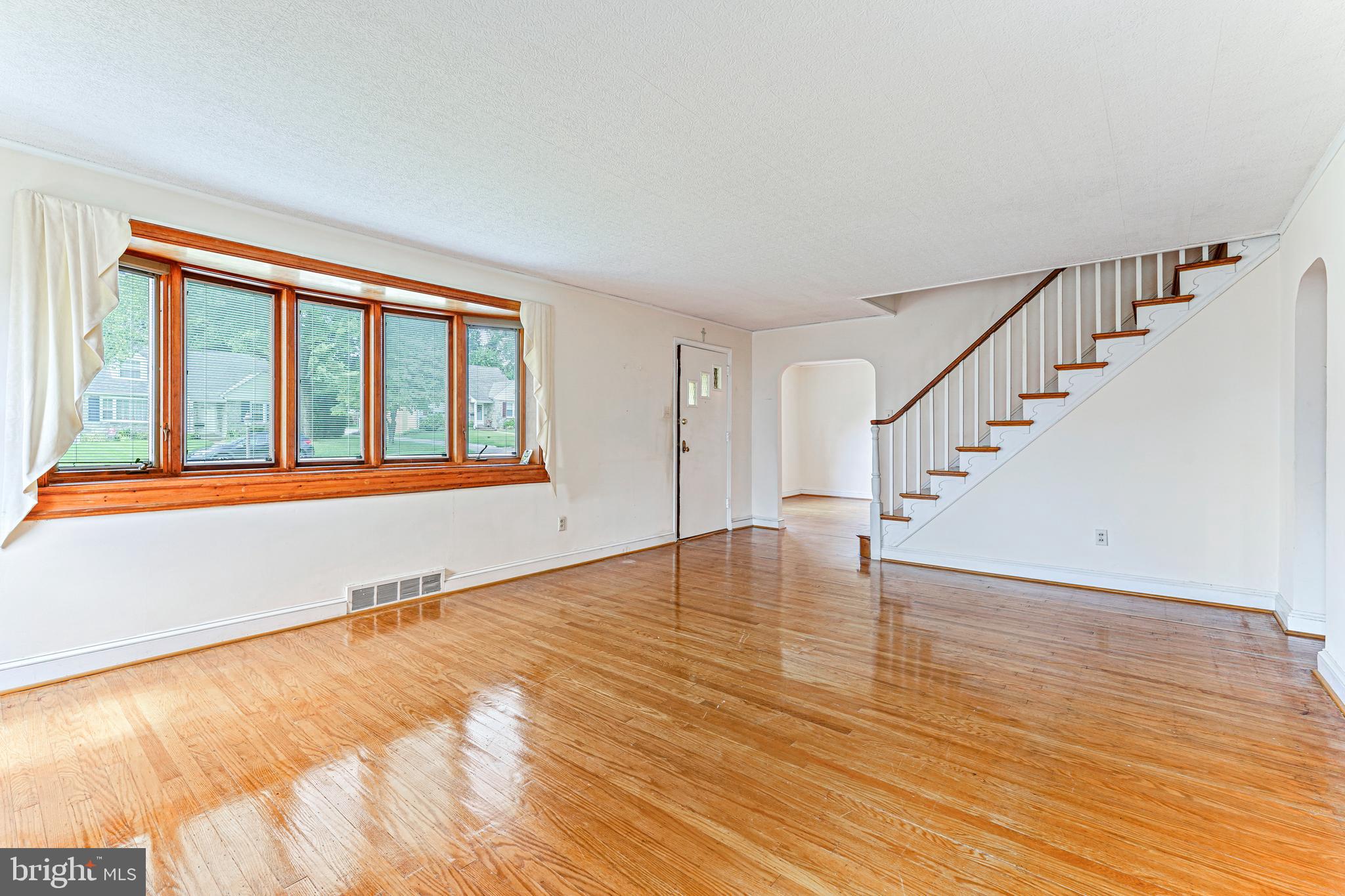 543 Hempstead Road Springfield, PA 19064 - Photo 6 of 31 Living room and main entrance