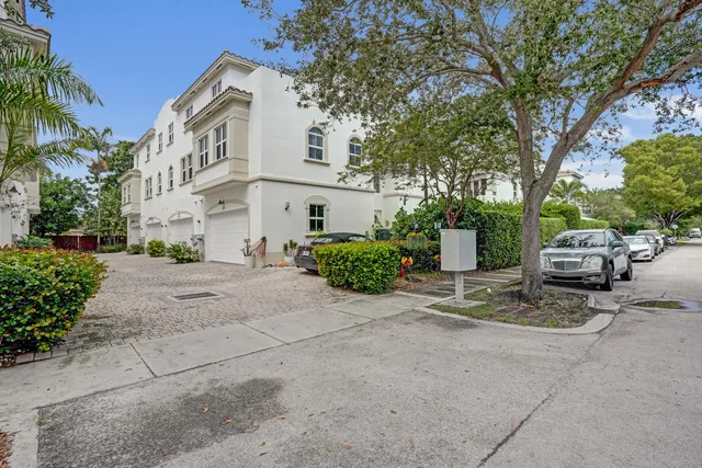 $785,000 | 835 Northeast 16th Terrace, Unit 835, Fort Lauderdale, FL 33304