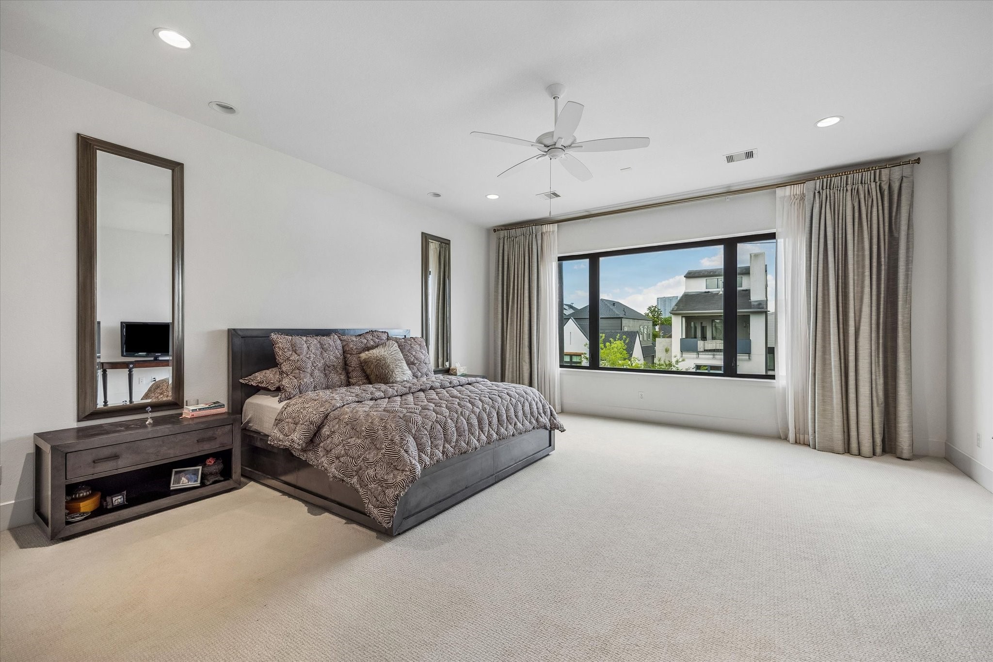 1526 Vermont Street Houston, TX 77006 - Photo 29 of 39 Spacious primary suite with soft natural light, generous proportions, and a peaceful retreat-like feel.