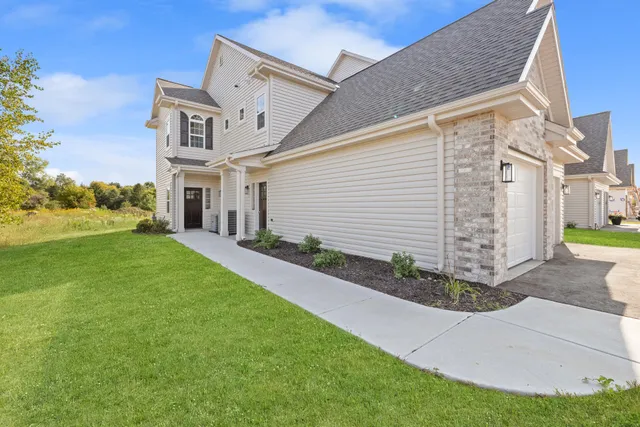 $339,900 | 1844 Woodland Way, Unit 4311, Slinger, WI 53086
