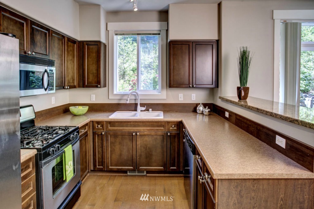 23300 Southeast Black Nugget Road, Unit J6 Issaquah, WA 98029 - Photo 11 of 22