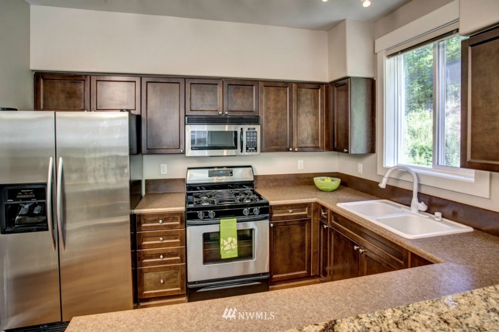 23300 Southeast Black Nugget Road, Unit J6 Issaquah, WA 98029 - Photo 12 of 22