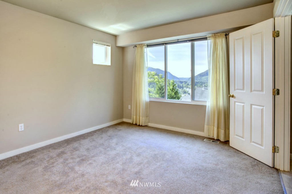 23300 Southeast Black Nugget Road, Unit J6 Issaquah, WA 98029 - Photo 13 of 22