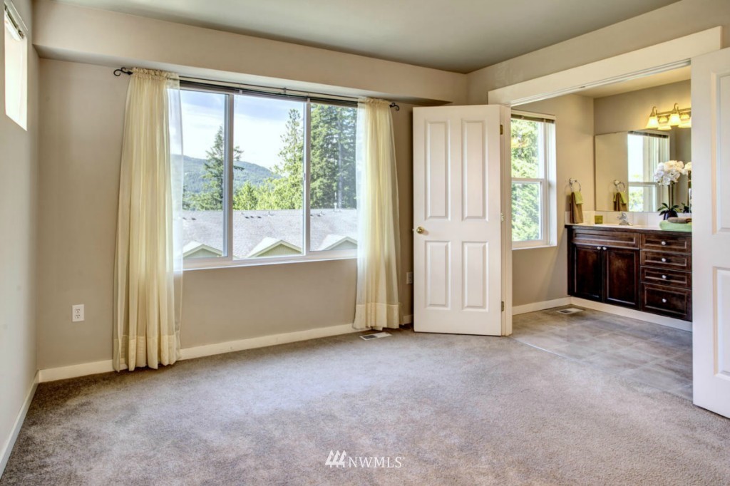 23300 Southeast Black Nugget Road, Unit J6 Issaquah, WA 98029 - Photo 14 of 22