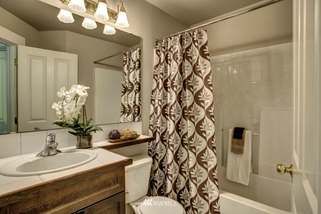 23300 Southeast Black Nugget Road, Unit J6 Issaquah, WA 98029 - Photo 18 of 22