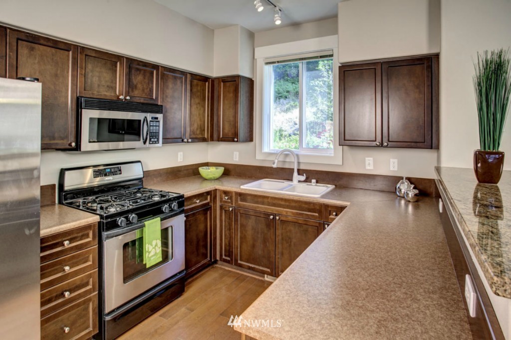 23300 Southeast Black Nugget Road, Unit J6 Issaquah, WA 98029 - Photo 10 of 22