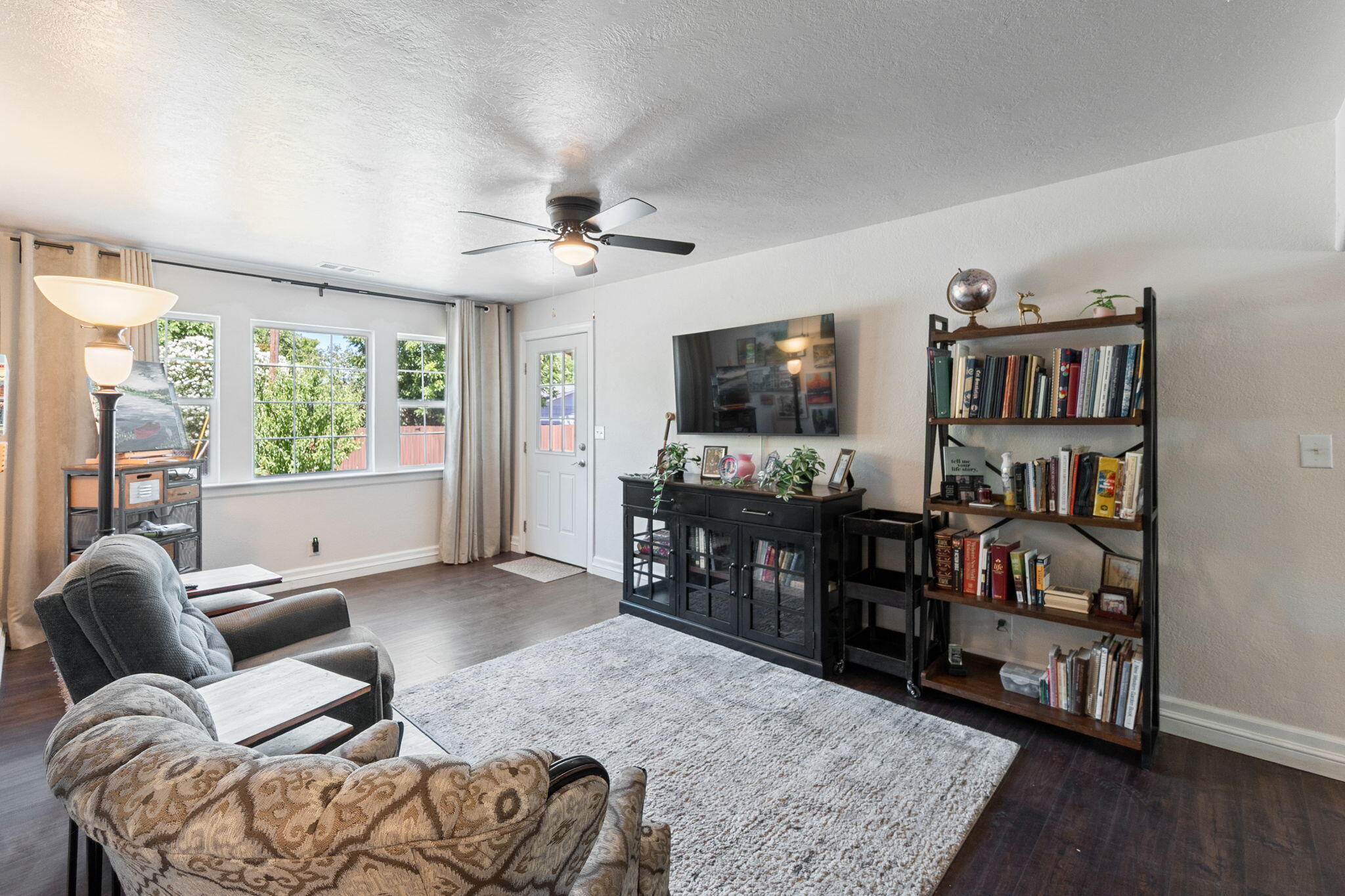 3923 Meteor Street Redding, CA 96002 - Photo 5 of 31 Living Room