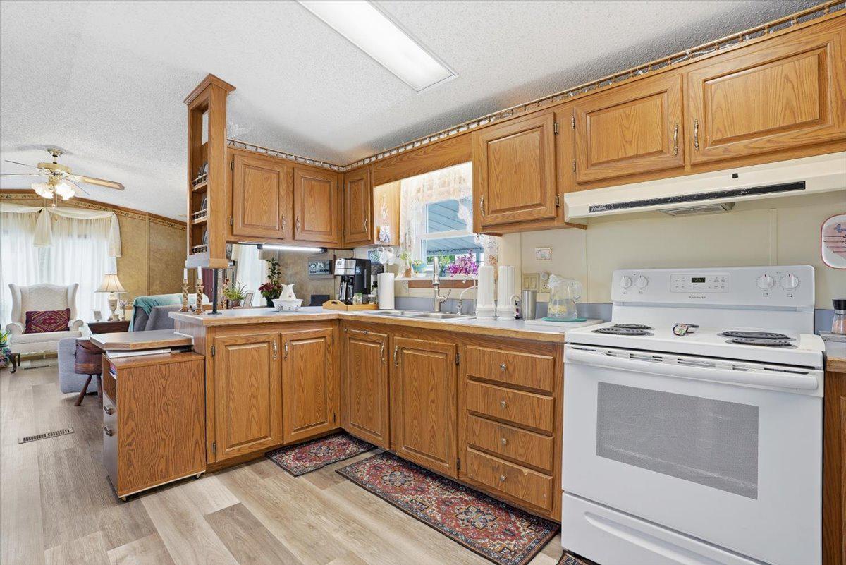 3350 Airport Road, Unit 5 Allentown, PA 18109 - Photo 20 of 53 Warm and inviting kitchen space.