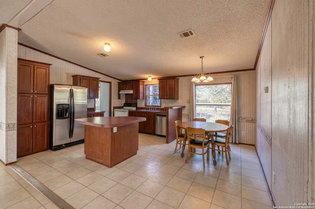 a view of a yard with lots of green space