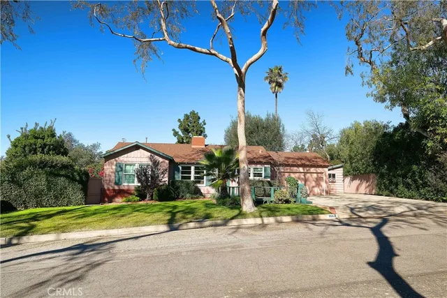 a view of a house with a yard and plants