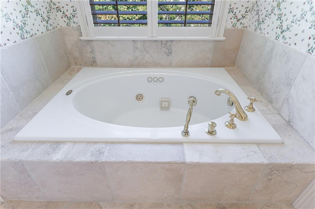 9390 Colonnade Trail Alpharetta, GA 30022 - Photo 68 of 122 a white bath tub sitting in a bathroom